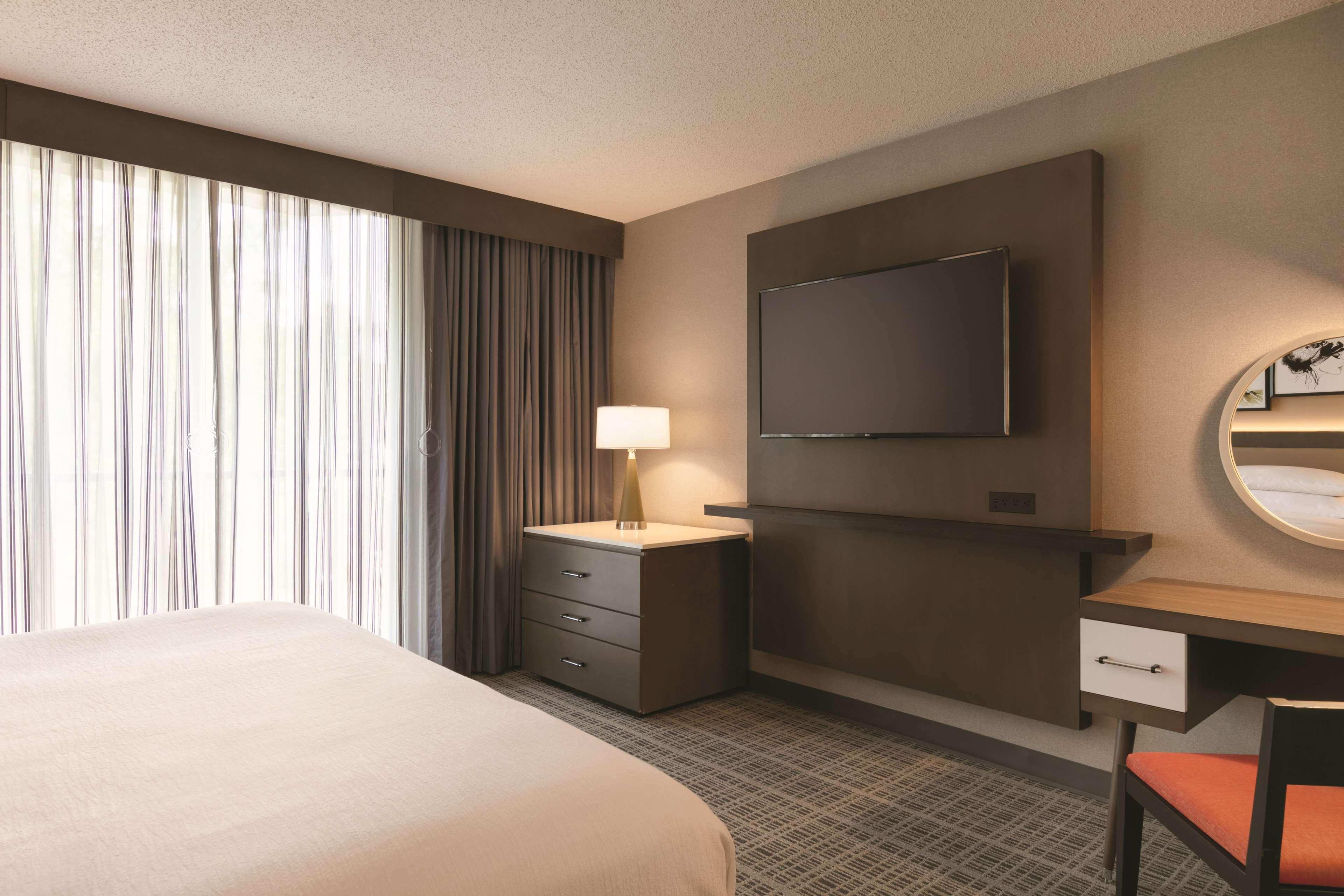 Hotel Embassy By Hilton Richmond Dumbarton